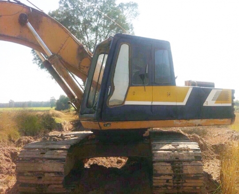 KOBELCO MARK II SK 200 รถบอดี้สวยพร้อมทำงานได้เลย เครื่องเดิมๆปั๊ม K3V ช่วงล่างตัวเดินใหญ่ ภายในเก๋งสะอาดไม่มีคราบเลอะคอนโทรลง่าย ภายนอกบูมอาร์มสวย ช่วงล่างเอวแน่น โรลเลอร์โซ่บูทใบแทรกหนาดีประมาณ 60\% พร้อมทำงานได้เลย เอกสารสัญญาซื้อขาย ราคาต่อรองได้ครับ