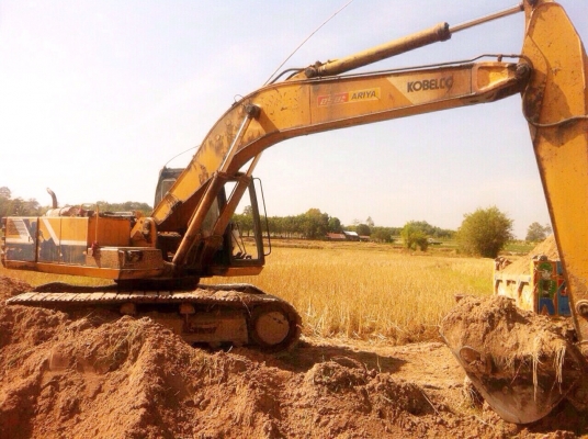 KOBELCO MARK II SK 200 รถบอดี้สวยพร้อมทำงานได้เลย เครื่องเดิมๆปั๊ม K3V ช่วงล่างตัวเดินใหญ่ ภายในเก๋งสะอาดไม่มีคราบเลอะคอนโทรลง่าย ภายนอกบูมอาร์มสวย ช่วงล่างเอวแน่น โรลเลอร์โซ่บูทใบแทรกหนาดีประมาณ 60\% พร้อมทำงานได้เลย เอกสารสัญญาซื้อขาย ราคาต่อรองได้ครับ