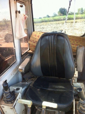 KOBELCO MARK II SK 200 รถบอดี้สวยพร้อมทำงานได้เลย เครื่องเดิมๆปั๊ม K3V ช่วงล่างตัวเดินใหญ่ ภายในเก๋งสะอาดไม่มีคราบเลอะคอนโทรลง่าย ภายนอกบูมอาร์มสวย ช่วงล่างเอวแน่น โรลเลอร์โซ่บูทใบแทรกหนาดีประมาณ 60\% พร้อมทำงานได้เลย เอกสารสัญญาซื้อขาย ราคาต่อรองได้ครับ