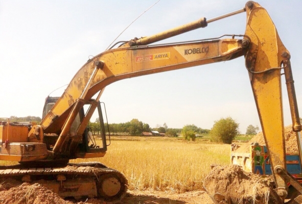 KOBELCO MARK II SK 200 รถบอดี้สวยพร้อมทำงานได้เลย เครื่องเดิมๆปั๊ม K3V ช่วงล่างตัวเดินใหญ่ ภายในเก๋งสะอาดไม่มีคราบเลอะคอนโทรลง่าย ภายนอกบูมอาร์มสวย ช่วงล่างเอวแน่น โรลเลอร์โซ่บูทใบแทรกหนาดีประมาณ 60\% พร้อมทำงานได้เลย เอกสารสัญญาซื้อขาย ราคาต่อรองได้ครับ