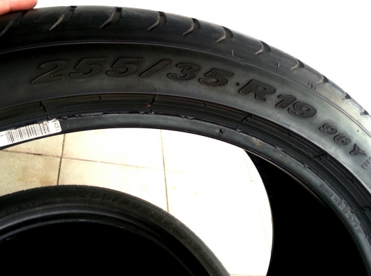 ลดถูกๆ 2000 ขาย 255/35R19 Pirelli Pzero ยางปี11 ดอกยางลึก  ใช้งานได้ดี  ดอกยางไม่แข็ง ไม่มีปะ  สวยทั้งคู่ ขายถูกๆครับ  ขาย 1 คู่ราคา 3,000