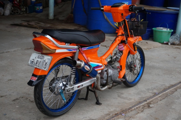 ขาย HONDA ดรีมคุรุ เครื่อง WAVE 125 โมมานิดหน่อย เครื่องดีมาก วิ่งดี สีสวยทำมาใหม่ อะไหล่แต่งตามรูป รถพร้อมใช้งาน