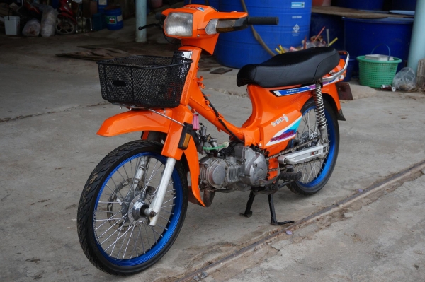 ขาย HONDA ดรีมคุรุ เครื่อง WAVE 125 โมมานิดหน่อย เครื่องดีมาก วิ่งดี สีสวยทำมาใหม่ อะไหล่แต่งตามรูป รถพร้อมใช้งาน