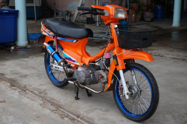 ขาย HONDA ดรีมคุรุ เครื่อง WAVE 125 โมมานิดหน่อย เครื่องดีมาก วิ่งดี สีสวยทำมาใหม่ อะไหล่แต่งตามรูป รถพร้อมใช้งาน