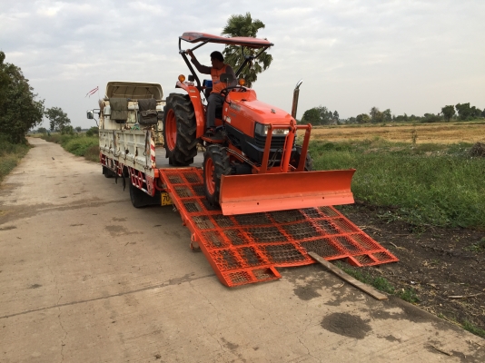 บริการขนส่งรถไถ แทรกเตอร์ และอุปกรณ์ต่อพ่วงโดยทีมงานมืออาชีพ  คิดค่าขนตามระยะทาง ราคาพิเศษ พูดคุยกันได้ครับผม