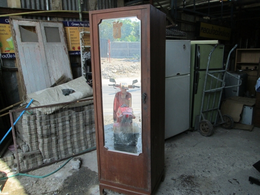 ตู้กระจกโชว์  ไม้สักรุ่นเก่า  สภาพสมบูรณ์   หลังเป็นไม้อัด