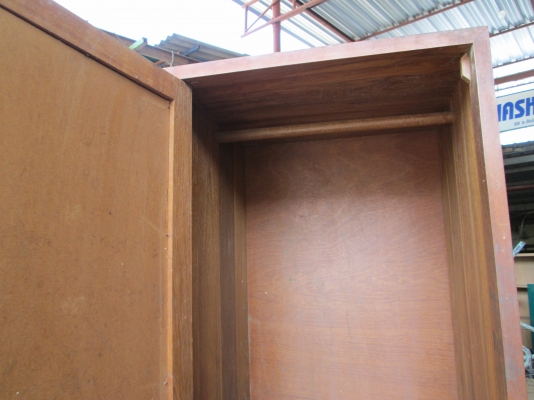 ตู้กระจกโชว์  ไม้สักรุ่นเก่า  สภาพสมบูรณ์   หลังเป็นไม้อัด