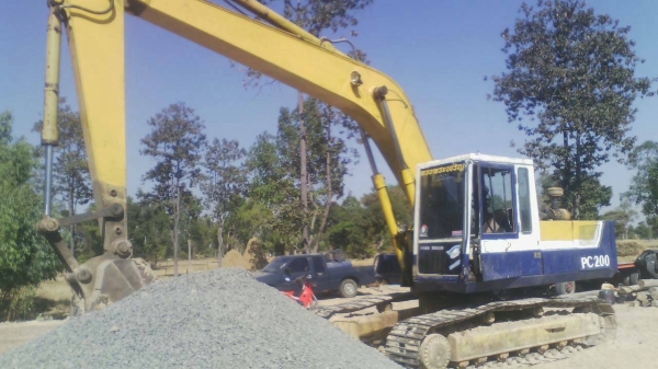 รถแม็คโฮ Komatsu 200รุ่น3~175โบว์ **มือยาวพิเศษ ตัวเดินใหญ่** สภาพดีรถใช้งานอยู่ครับ ราคา485,000บ.ราคาคุยกันได้ครับ เอกสารสัณญาซื้อขาย บ่มีเล่มเด้อ