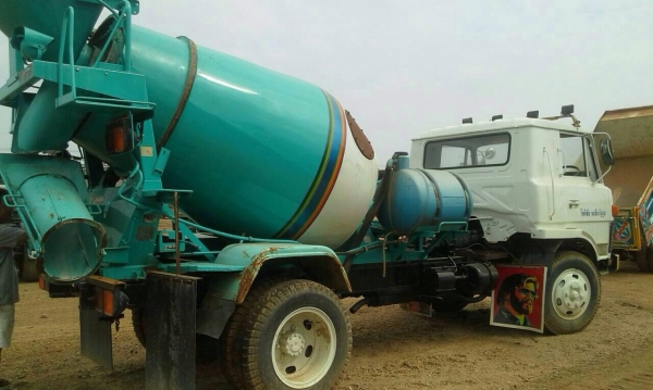 ขายด่วนรถโม้ปูน3คิวรถนําเขัาเครือง165แรงม้ามีเล่มทะเบียน