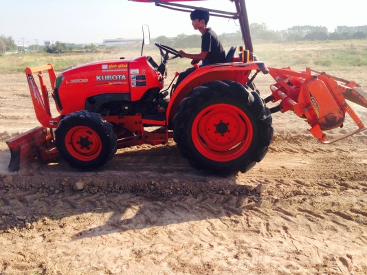 รถไถ KUBOTA L3608 มีภาพวีดีโอ อายุการใช้งาน 1199 ชั่วโมง พร้อมอุปกรณ์ 3 รายการ ผานดันหน้า โรตารี ผาน