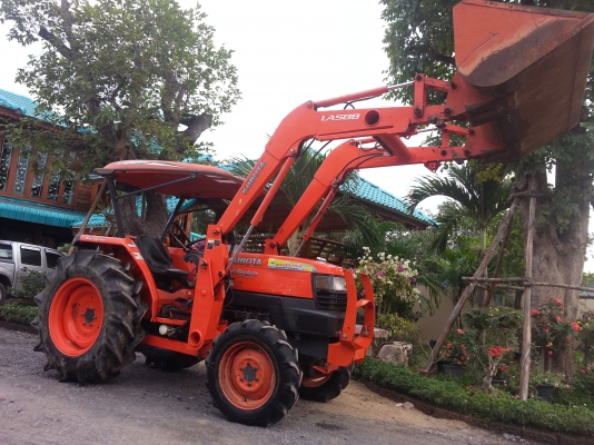 คูโบต้า L4508DI  4 WD พร้อมปุ้งกี๋ตักคูโบต้าสภาพดี..พร้อมใช้งาน