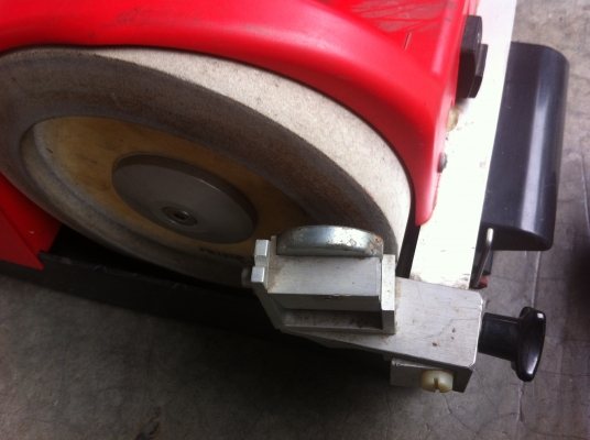 เครื่องลับมีด DICK ของเยรมัน มีหินมาพร้อมก้อนใหญ่สองก้อนซ้าย-ขวา และด้านบนอีกสองก้อน