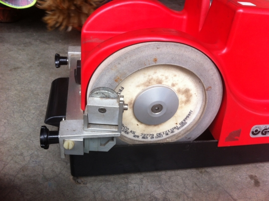 เครื่องลับมีด DICK ของเยรมัน มีหินมาพร้อมก้อนใหญ่สองก้อนซ้าย-ขวา และด้านบนอีกสองก้อน