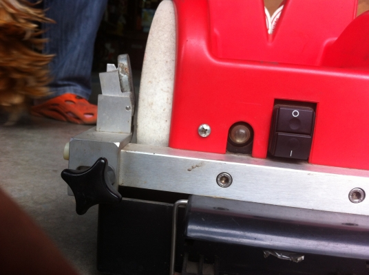 เครื่องลับมีด DICK ของเยรมัน มีหินมาพร้อมก้อนใหญ่สองก้อนซ้าย-ขวา และด้านบนอีกสองก้อน