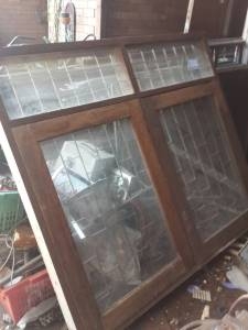 บานหน้าต่างไม้สักพร้อมวงกบเหล็กดัด