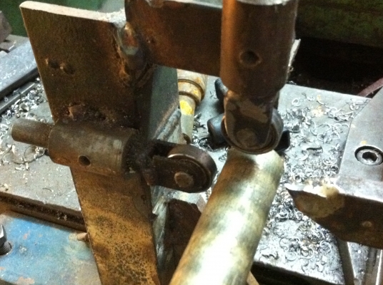 แท่นประคองเวลากลึ่งชิ้นงานยาวๆแล้วชิ้นงานหนีศูนย์ กลึ่งไม่ได้ขนาด