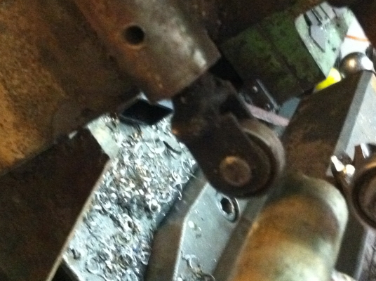 แท่นประคองเวลากลึ่งชิ้นงานยาวๆแล้วชิ้นงานหนีศูนย์ กลึ่งไม่ได้ขนาด