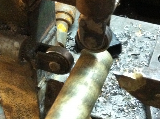 แท่นประคองเวลากลึ่งชิ้นงานยาวๆแล้วชิ้นงานหนีศูนย์ กลึ่งไม่ได้ขนาด