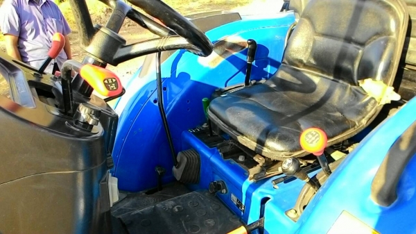 ขายรถไถ New Holland TC38R พร้อมใบดันหน้า ทะเบียนพร้อมโอน ขายรถไถ New Holland TC38R พร้อมใบดันหน้า ทะเบียนพร้อมโอน