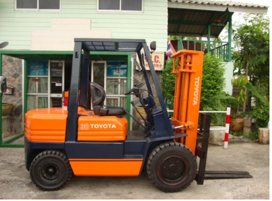 +++ ขายโฟล์คลิฟท์  TOYOTA 5FD30  ขนาด 3 ตัน  เครื่องยนต์ดีเซล  เสา 3 เมตร  เกียร์ธรรมดา  งา 1,070  มม.  ยางลมครับ