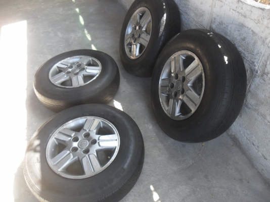 ล้อแม็ก 15นิ้ว 5รู114 โตโยต้า พร้อมยาง สวยๆ 4 ล้อ ราคา 6000 บาท