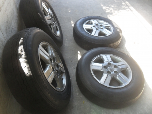 ล้อแม็ก 15นิ้ว 5รู114 โตโยต้า พร้อมยาง สวยๆ 4 ล้อ ราคา 6000 บาท