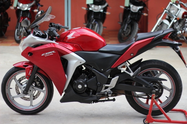 <เอิร์ท พิดโลก> ขาย Cbr250i ABS สีแดง  ปี2011  สภาพสวย