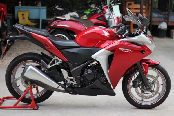 <เอิร์ท พิดโลก> ขาย Cbr250i ABS สีแดง  ปี2011  สภาพสวย