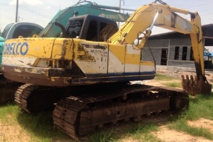 KOBELCO MARK III SK 200 รถบอดี้สวยสภาพดีพร้อมทำงานได้เลยครับ เครื่องเดิมปั๊มเดิมๆแห้งดีแรงดี ภายในเก๋งสะอาดคอนโทรลง่าย ไฟฟ้าตัด หน้าจอยยังอยู่ครับ ภายนอกบูมอาร์มสวยมีปะมีดามบ้างเล็กน้อย ช่วงล่างโซ่บูทใบแทรกหนาดีประมาณ 70\% พร้อมใช้งาน เอกสารสัญญาซื้อขาย รา