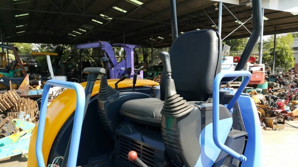 ขาย รถขุด KOMATSU รุ่น PC30MR  แทร็กเหล็ก สวย ท้ายกลม คล่องตัว มือสองญี่ปุ่น เช็คสภาพแล้ว ดีมาก มือถือ/LINE ID :0818753444