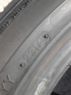 245/45R18  TRIANGLE TR968  ปี2014  มี  2 เส้น  TEL.081-427-3941