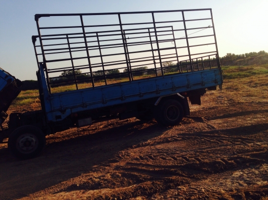 ขายหกล้อ ISUZU-KS32 มีภาพวีดีโอ เครื่อง 110 แแรงม้า หัวยกได้ กระบะยาว 5.ม ราคา 188,000 บาท พวงมาลัยเ