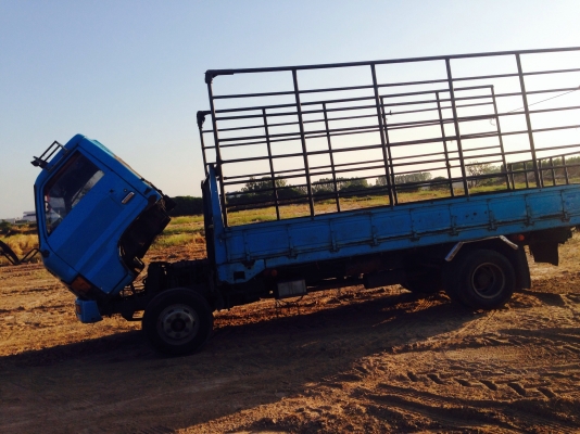 ขายหกล้อ ISUZU-KS32 มีภาพวีดีโอ เครื่อง 110 แแรงม้า หัวยกได้ กระบะยาว 5.ม ราคา 188,000 บาท พวงมาลัยเ