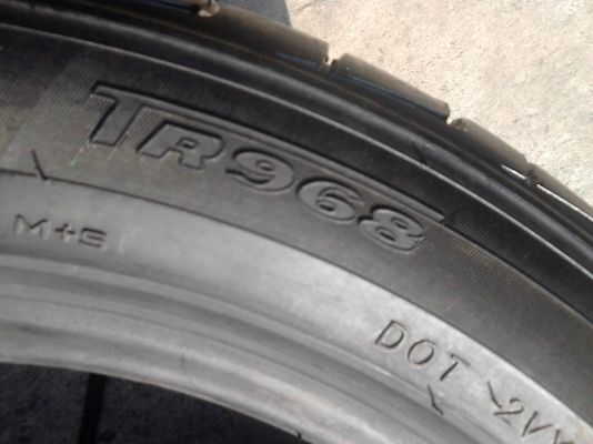 245/45R18  TRIANGLE TR968  ปี2014  มี  2 เส้น  TEL.081-427-3941