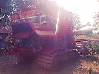 **670,000 บ.ต่อรอง**ขายรถเกี่ยวข้าว แบบอุ้ม ศักดิ์พัฒนาฯ รุ่น KM-49 เครื่องยนต์ ISUZU 6HH1-Tubo ปั้มไดกิ้น23 อุ้มเลส2.5ตัน ช่วงล่าง 12HT เครื่อง แรง แน่น ปั้มดีแรง ช่วงล่างแน่น โซ่ โรลเลอร์ แทร็ก สภาพดี ทำงานดี เร็ว คล่องตัว แรงดี รถทำงานใช้งานปกติ บอดี้เ