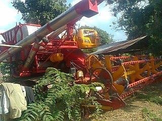 **670,000 บ.ต่อรอง**ขายรถเกี่ยวข้าว แบบอุ้ม ศักดิ์พัฒนาฯ รุ่น KM-49 เครื่องยนต์ ISUZU 6HH1-Tubo ปั้มไดกิ้น23 อุ้มเลส2.5ตัน ช่วงล่าง 12HT เครื่อง แรง แน่น ปั้มดีแรง ช่วงล่างแน่น โซ่ โรลเลอร์ แทร็ก สภาพดี ทำงานดี เร็ว คล่องตัว แรงดี รถทำงานใช้งานปกติ บอดี้เ