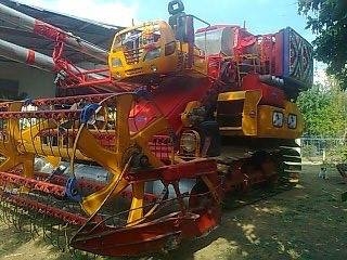 **670,000 บ.ต่อรอง**ขายรถเกี่ยวข้าว แบบอุ้ม ศักดิ์พัฒนาฯ รุ่น KM-49 เครื่องยนต์ ISUZU 6HH1-Tubo ปั้มไดกิ้น23 อุ้มเลส2.5ตัน ช่วงล่าง 12HT เครื่อง แรง แน่น ปั้มดีแรง ช่วงล่างแน่น โซ่ โรลเลอร์ แทร็ก สภาพดี ทำงานดี เร็ว คล่องตัว แรงดี รถทำงานใช้งานปกติ บอดี้เ