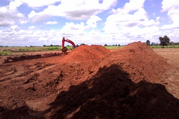 ต้องการจ้างสิบล้อ หรือหกล้อใหญ่ วิ่งงานทอยดินขึ้นจากสระ