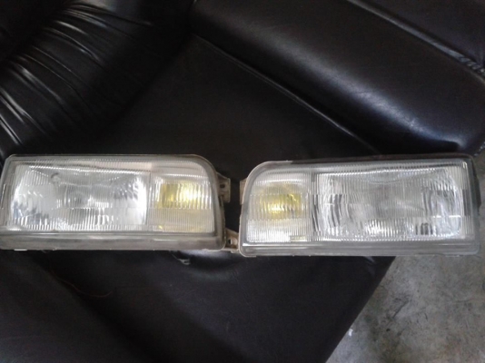 ไฟหน้า NISSAN  URVAN E24 ญี่ปุ่นแท้สวยๆ 1 คู่