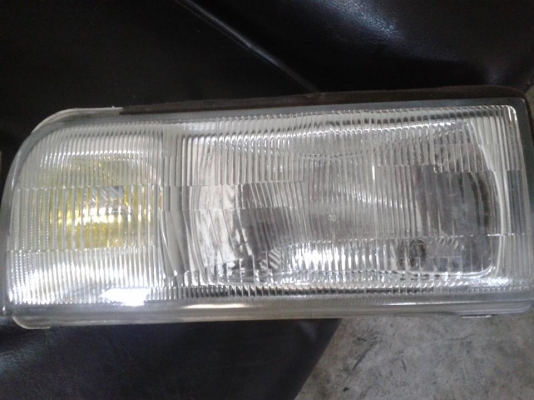 ไฟหน้า NISSAN  URVAN E24 ญี่ปุ่นแท้สวยๆ 1 คู่