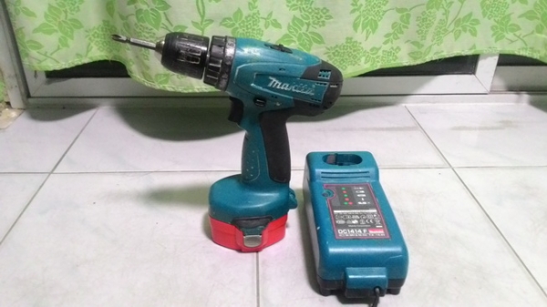 สว่านไขควงไร้สาย makita รุ่น 14.4 โวลต์ สภาพพร้อมใช้งานครับ