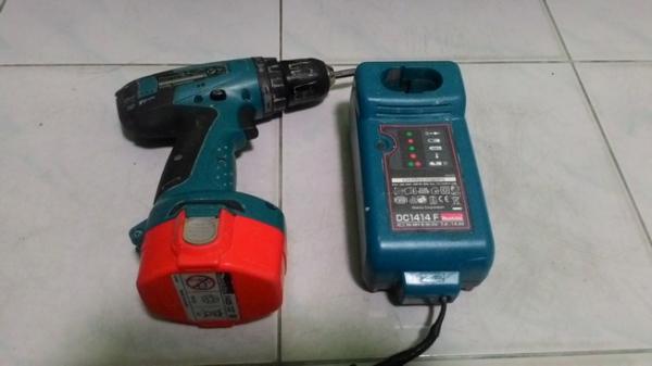 สว่านไขควงไร้สาย makita รุ่น 14.4 โวลต์ สภาพพร้อมใช้งานครับ