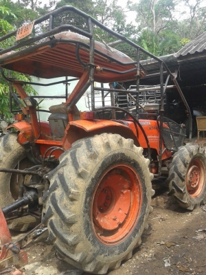 ขายรถไถ คูโบต้า 7040 มีดันหน้ากับผานหลังให้ สภาพพร้อมใช้งาน ขาย400000