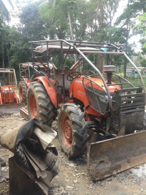 ขายรถไถ คูโบต้า 7040 มีดันหน้ากับผานหลังให้ สภาพพร้อมใช้งาน ขาย400000