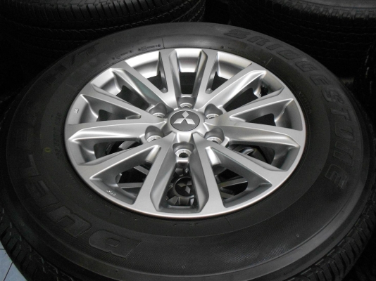 ขายล้อแม็ก New Mitsubishi Triton 2015 ขอบ 17 พร้อมยาง Bridgestone 265/65/17 ปี 12/เทิร์นได้ ใส่ฟรี ส่งฟรีค่ะ