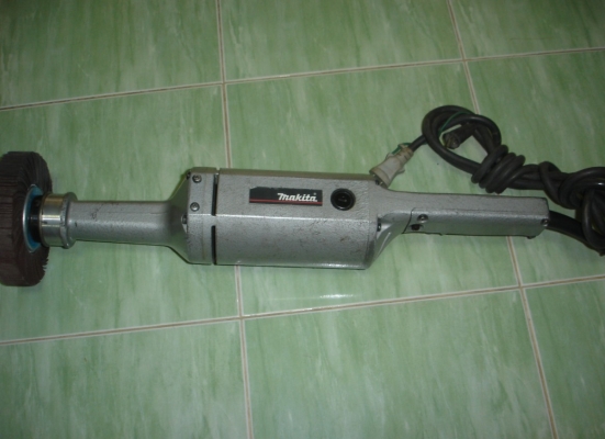 ขายเครื่องเจียร์ไฟฟ้าแบบคอตรง ยี่ห้อ makita รุ่น 9105 ขนาด 5" 750 วัตต์