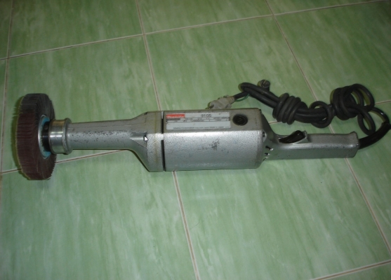 ขายเครื่องเจียร์ไฟฟ้าแบบคอตรง ยี่ห้อ makita รุ่น 9105 ขนาด 5" 750 วัตต์