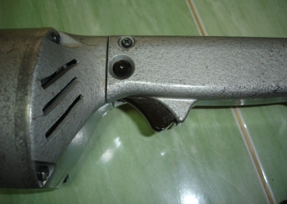 ขายเครื่องเจียร์ไฟฟ้าแบบคอตรง ยี่ห้อ makita รุ่น 9105 ขนาด 5" 750 วัตต์