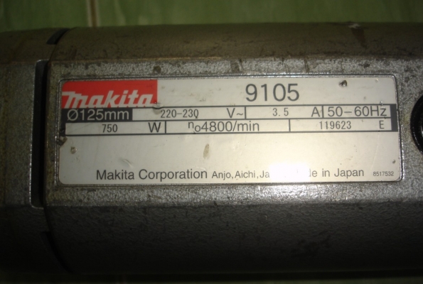 ขายเครื่องเจียร์ไฟฟ้าแบบคอตรง ยี่ห้อ makita รุ่น 9105 ขนาด 5" 750 วัตต์
