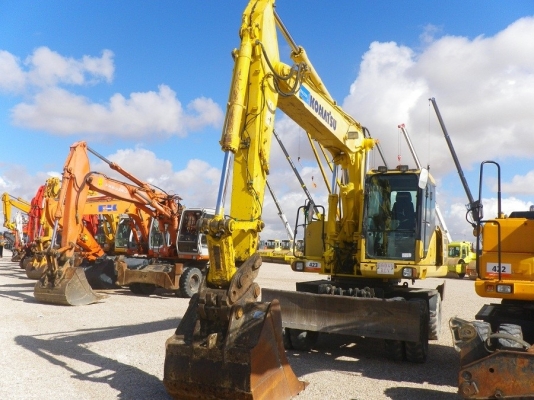 รถขุดล้อยาง Komatsu PW200-7K สินค้าถึงโกดังเราในไทยแล้วค่ะ สนใจโทร. 080-6565422 (หนิง)